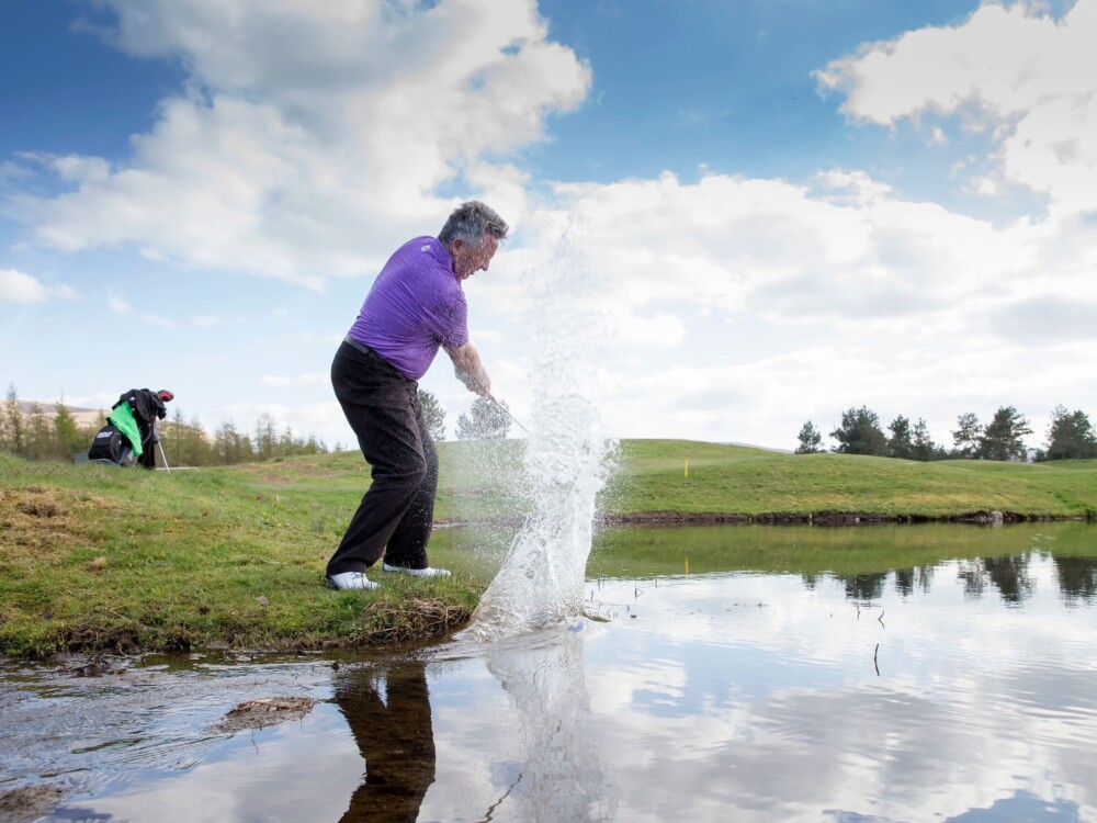 Cứu bóng bằng cú đánh swing golf