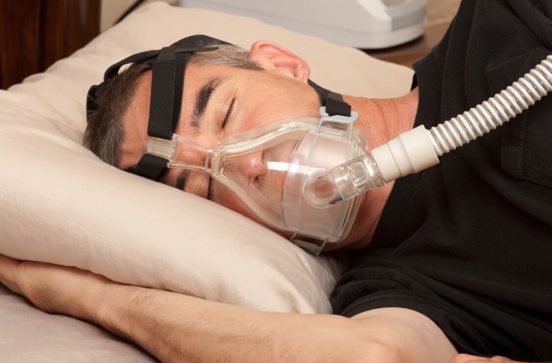 Sử dụng máy thở áp lực dương CPAP điều trị chứng ngưng thở