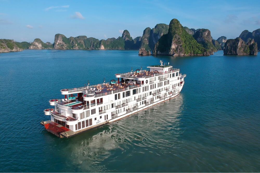 Ambassador được đánh giá là du thuyền 6 sao lớn nhất vịnh Hạ Long