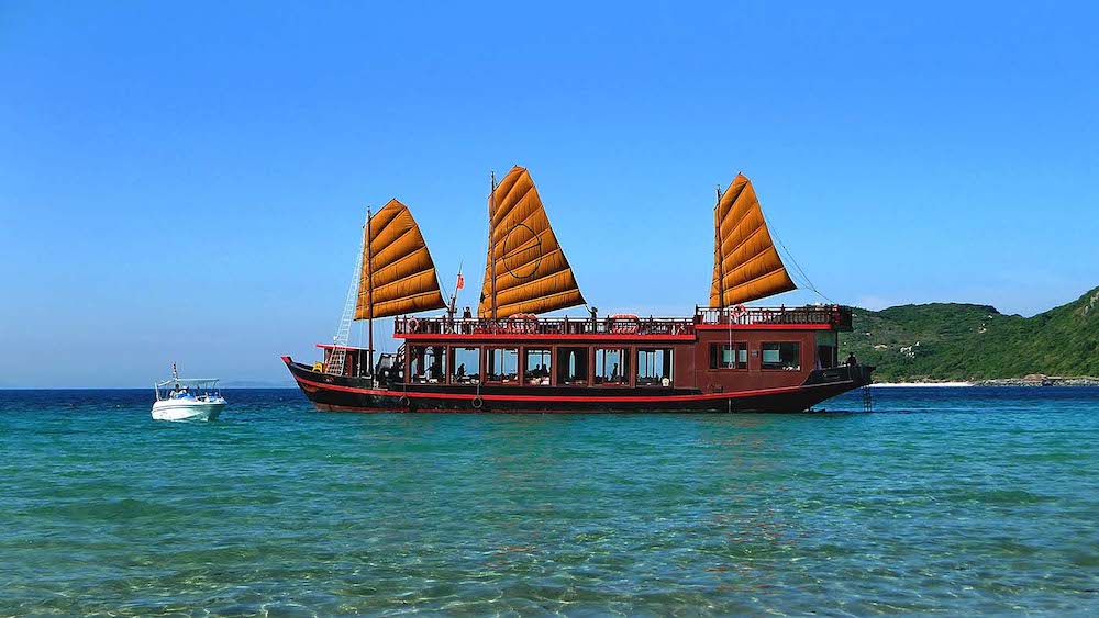 Du thuyền hoàng đế Emperor Cruises tại vịnh Nha Trang