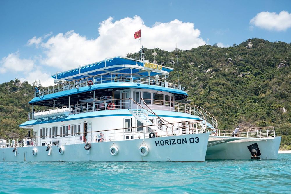 Du thuyền Horizon Cruise đưa du khách tham quan trên vịnh Nha Trang