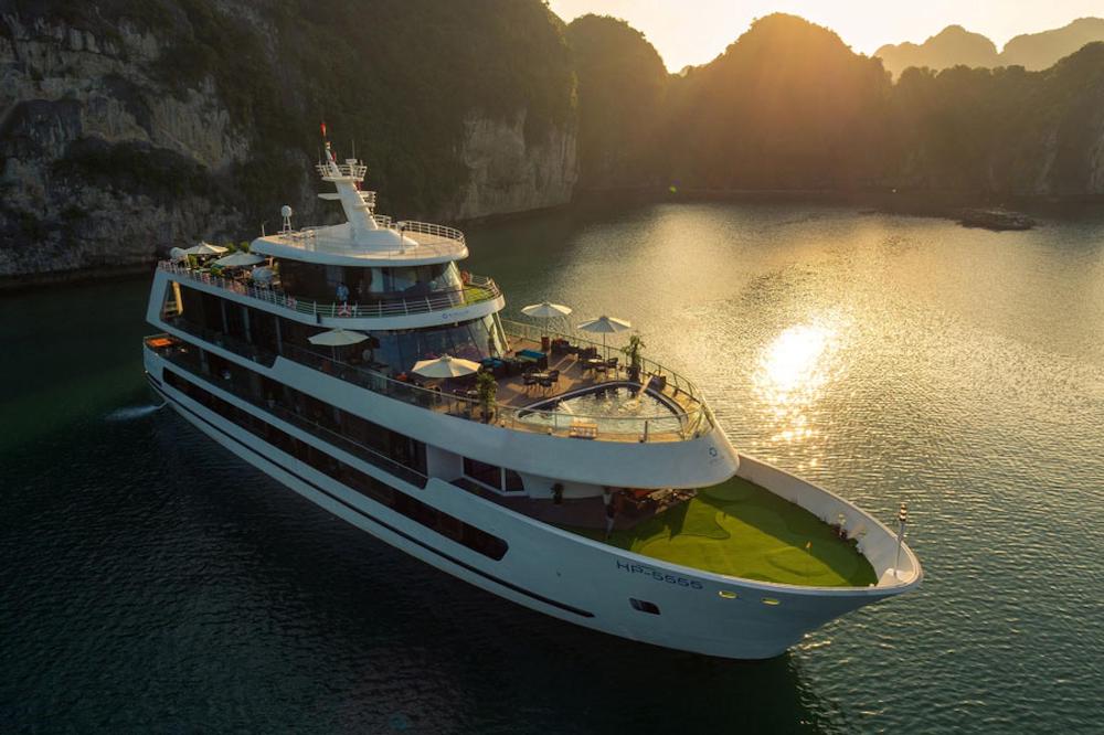 Du thuyền Stellar of the Seas với tiện nghi hiện đại bậc nhất