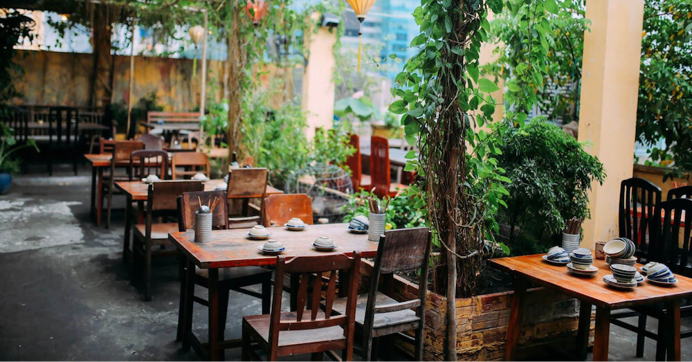 Không gian ăn uống gần gũi với thiên nhiên tại Garden Brasserie