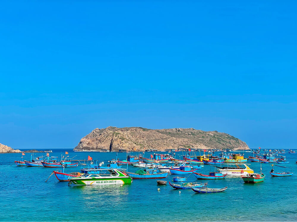 Hòn Khô được mệnh danh là “Maldives của Việt Nam” vì cảnh biển siêu quyến rũ