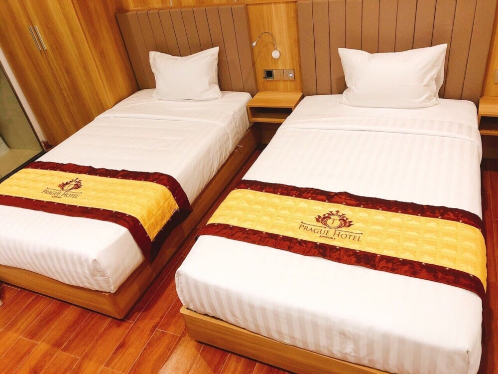 In logo và tên khách sạn lên tấm trải trang trí giường