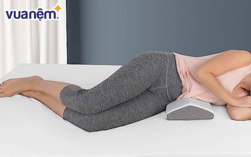 Lumbar support được thiết kế dưới dạng thanh gỗ ôm lấy thắt lưng