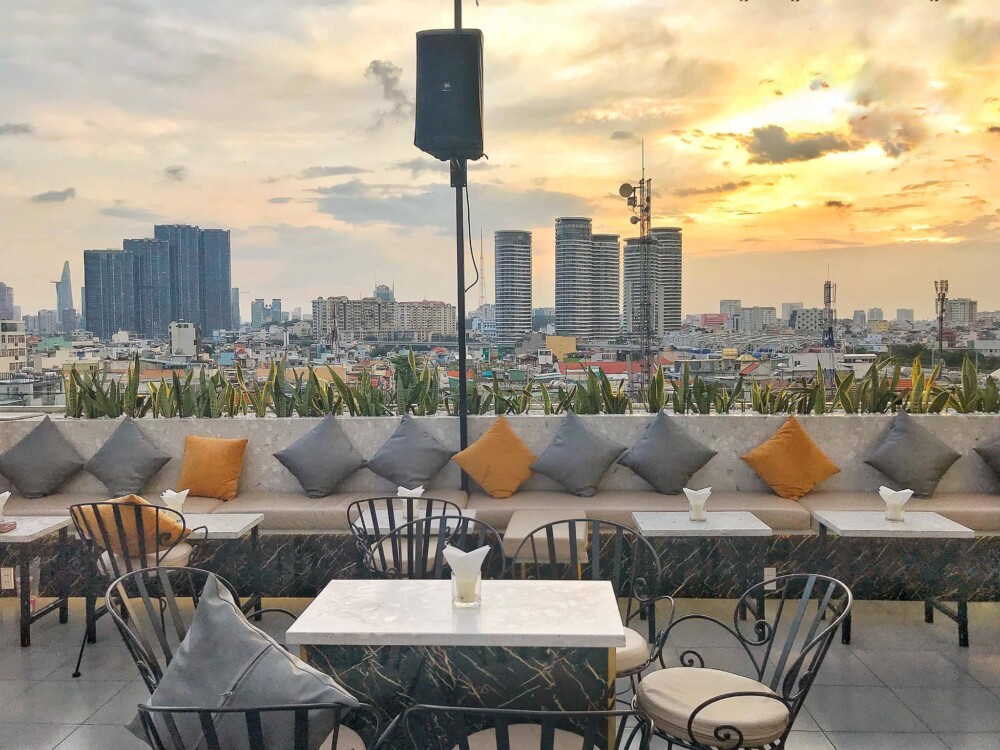 ngắm hoàng hôn ở High - Sky Garden & Lounge