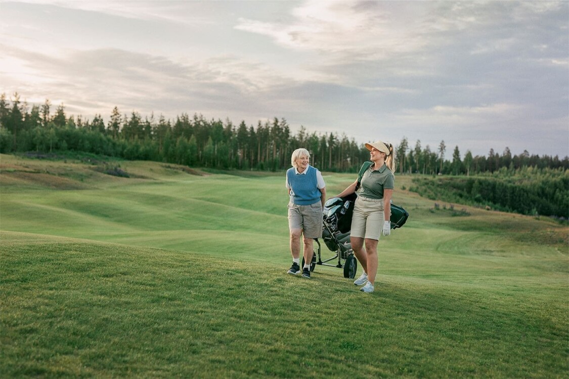 Chơi golf ban ngày vào thời điểm sáng sớm