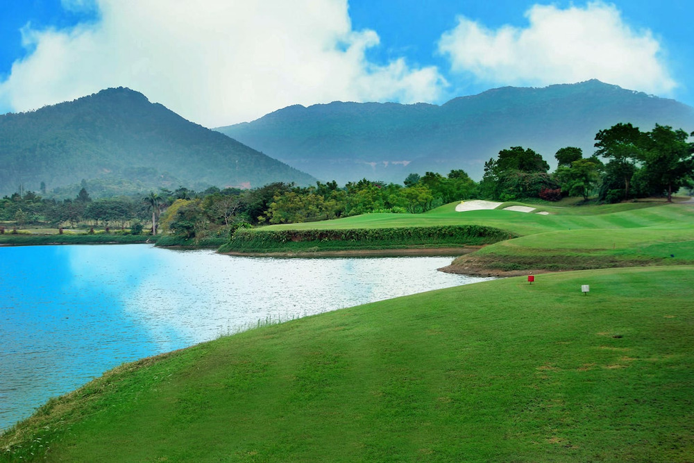 Sân golf Minh Trí với khung cảnh thiên nhiên hùng vĩ luôn thu hút rất nhiều người chơi