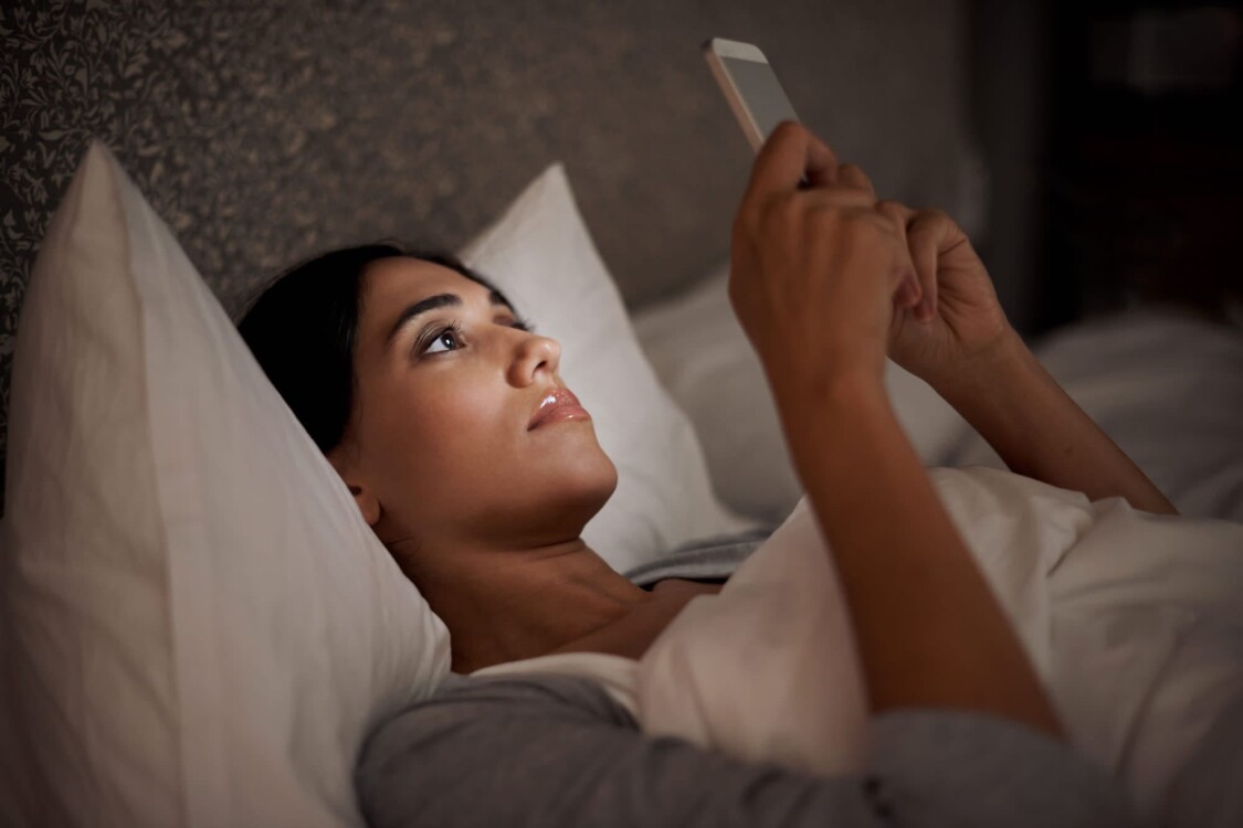 sử dụng thiết bị công nghệ trước khi đi ngủ