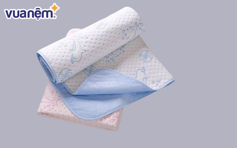 Với tấm lót dành cho trẻ nhỏ, bạn nên chọn kích thước phù hợp với độ tuổi của bé