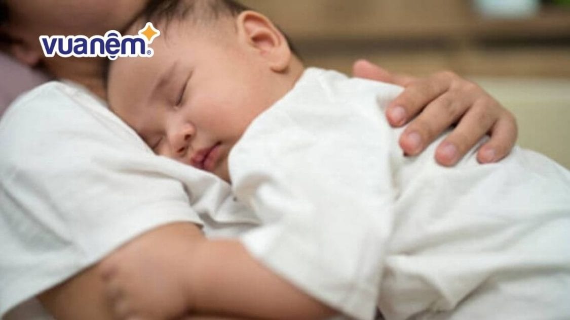 Trẻ sơ sinh hay gối tay mẹ ngủ
