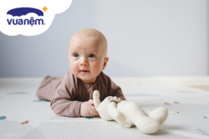 Tummy time là gì? Hướng dẫn 4 bài tập nằm sấp cho trẻ sơ sinh