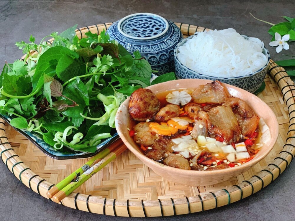 ăn trưa quận 12 ở Bún chả Hà Nội Thuỳ Trang