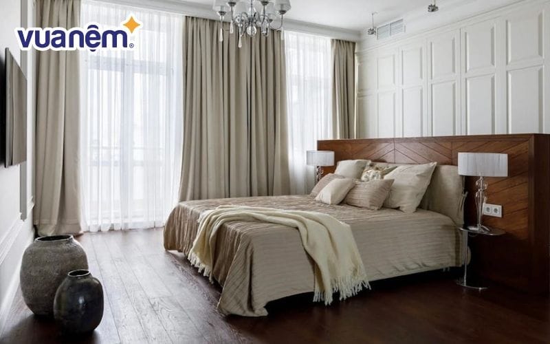 Bạn nên đóng cửa sổ và kéo màn cửa vào ban ngày