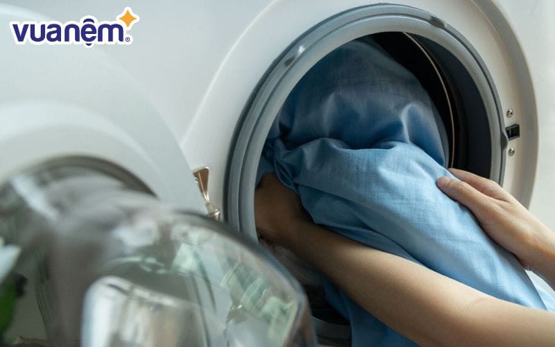 Giặt chăn sạch sẽ trước khi đem đi bảo quản