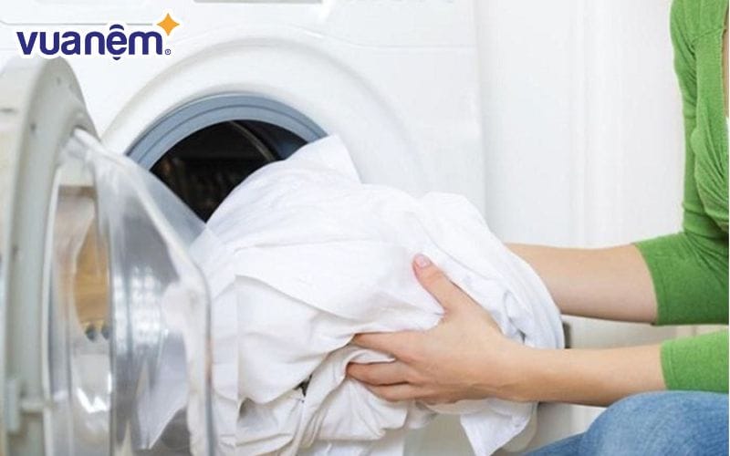 Thường xuyên thay, giặt vỏ gối, vỏ chăn để giường, nệm luôn sạch sẽ