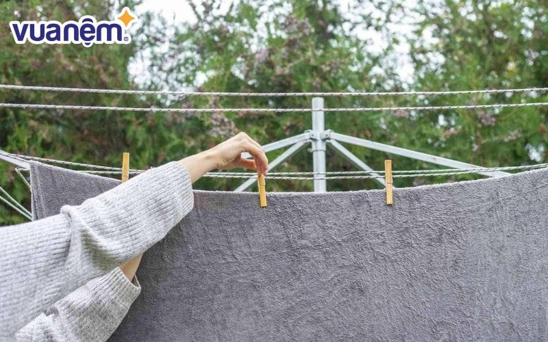 Không nên phơi chăn ga gối nệm dưới ánh nắng mặt trời quá gắt