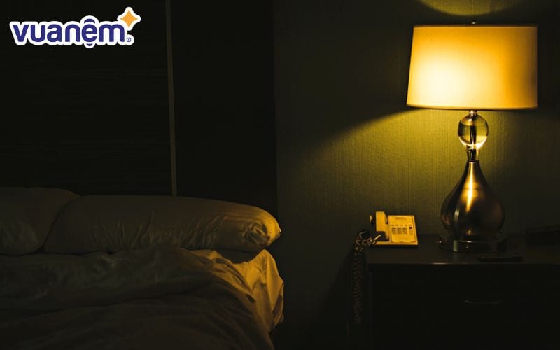 Đèn ngủ phát ra tông màu ấm giúp ngủ ngon hơn