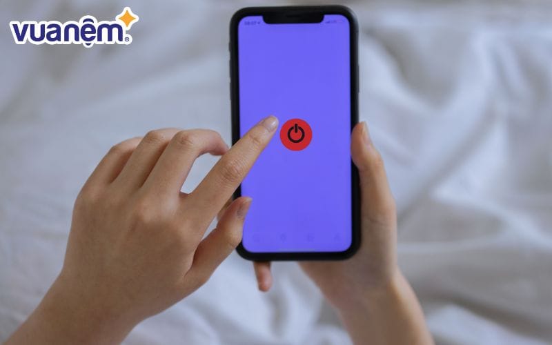 Tắt TV và cất điện thoại, máy tính bảng ... ít nhất 30 phút trước khi đi ngủ