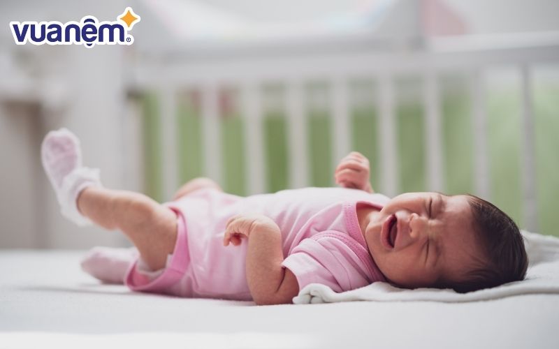 Cơn hoảng hốt khiến trẻ thức giấc và quấy khóc không ngừng
