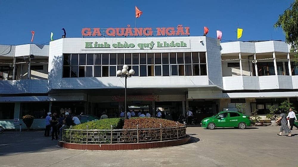 chuyến tàu đến và đi khỏi ga tàu Quảng Ngãi