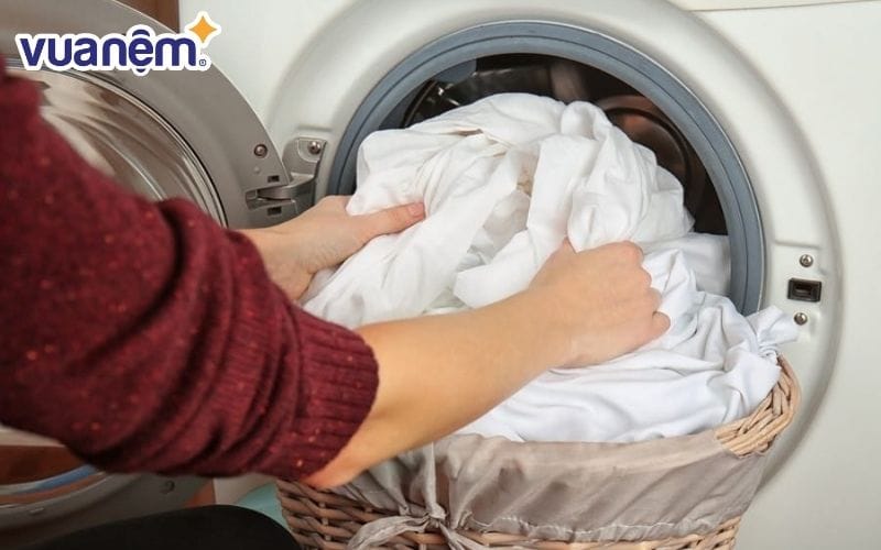 Sử dụng máy sấy để làm khô chăn ga gối một cách nhanh chóng, hiệu quả