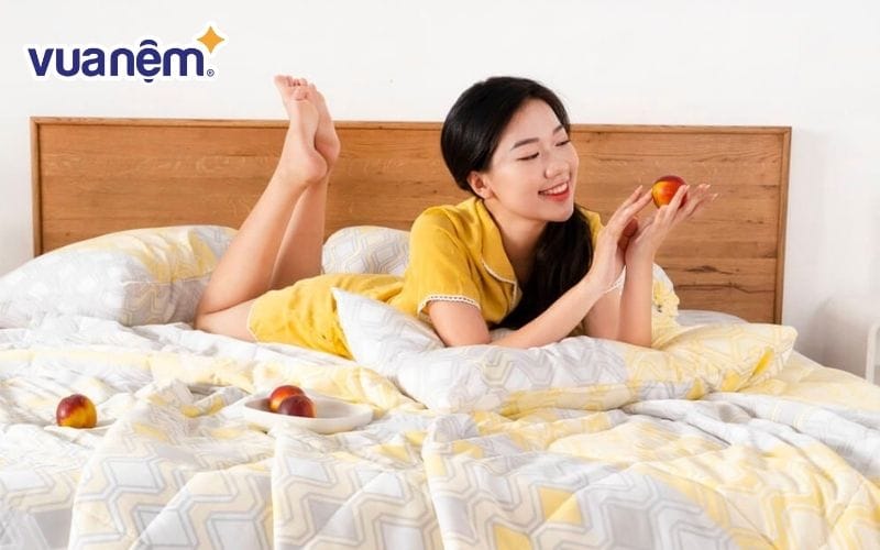 Chọn đồ ngủ có chất liệu thấm hút mồ hôi tốt, mỏng nhẹ