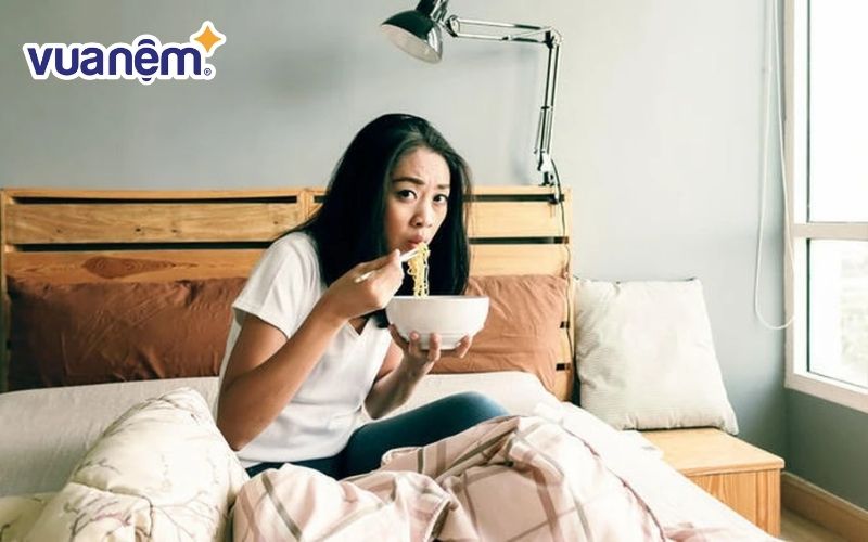 Ăn uống trên giường có thể làm nệm bông ép bị mốc