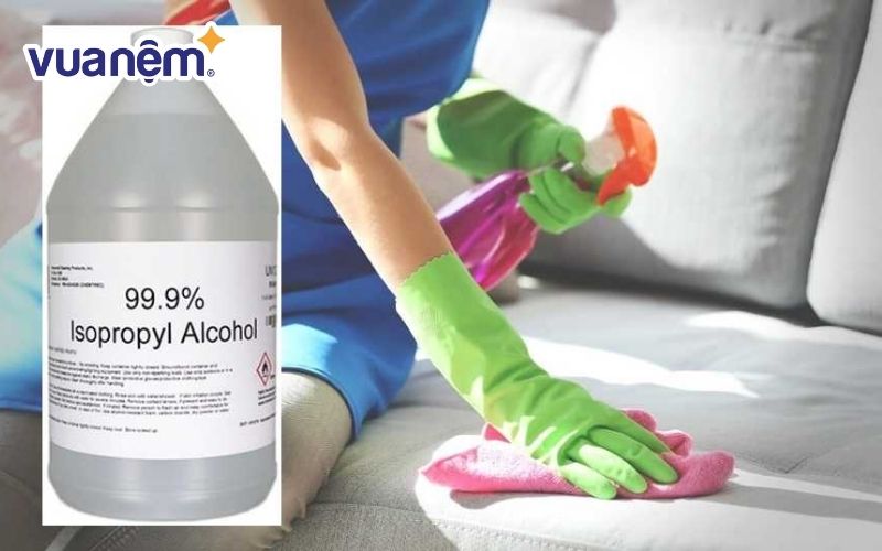 Kết hợp rượu Isopropyl và nước ấm để tẩy vết mốc trên đệm