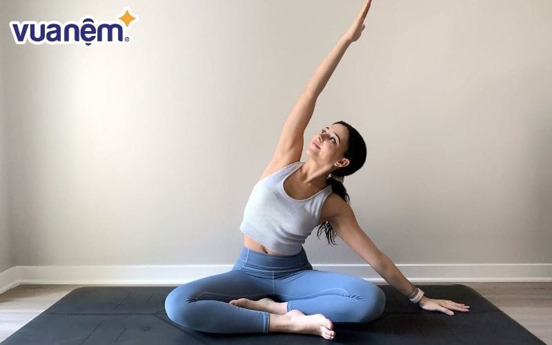 Động tác gập người với cánh tay là bài tập Pilates trước khi ngủ phổ biến