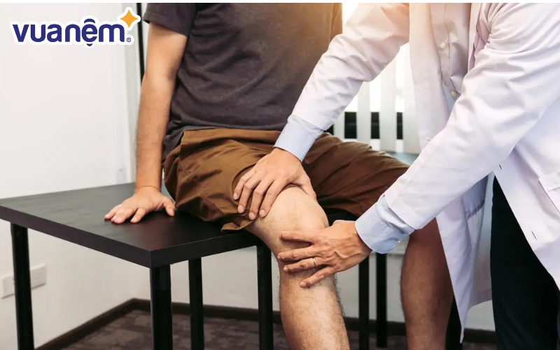 Người bệnh cũng có thể sử dụng các biện pháp tự chăm sóc như sử dụng nhiệt lạnh để giảm đau, massage
