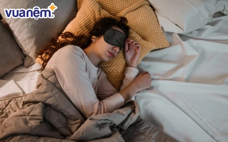Nên tránh uống cà phê, rượu bia hoặc hút thuốc lá trước khi đi ngủ