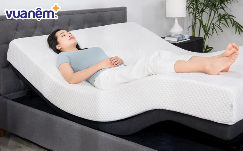 SleepTek 2.0 của Vua Nệm được thiết kế dựa trên công thái học và tích hợp hệ thống massage
