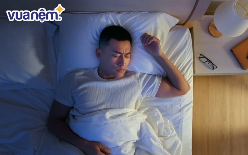 Mồ hôi và tế bào chết tạo môi trường lý tưởng cho vi khuẩn và nấm mốc phát triển