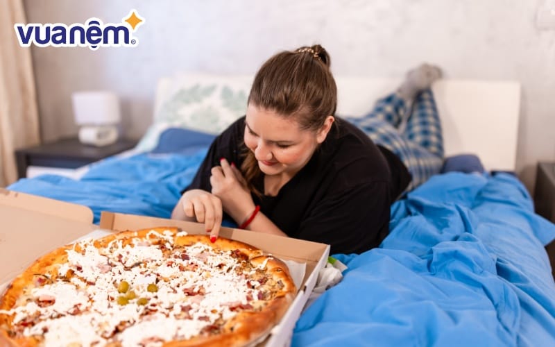 Không ít người có thói quen mang đồ ăn và thức uống lên giường