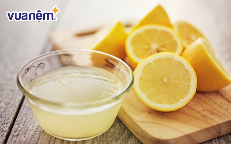 Chanh tươi có tính axit mạnh giúp khử nấm mốc