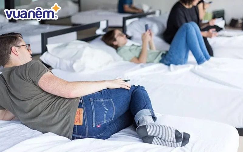 Đừng ngần ngại thử nệm với nhiều tư thế ngủ khác nhau trước khi mua