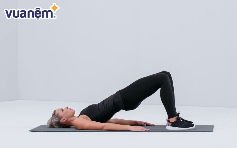 Động tác nối vòng tay có tác dụng ổn định cơ thể, xương chậu, xương chân