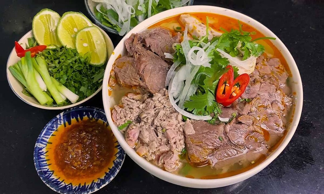 ăn trưa quận tân phú ở bún bò khánh ly