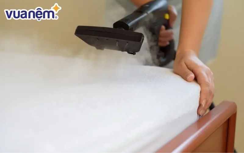 Không giặt nệm cao su trực tiếp với nước