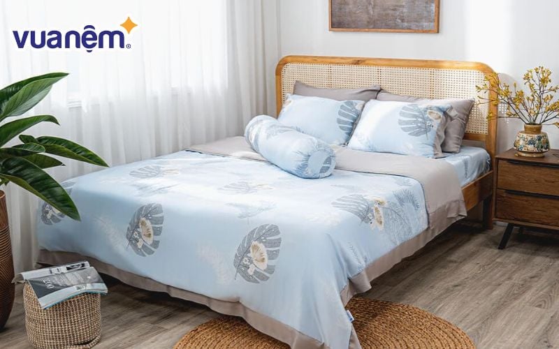 Chăn bốn mùa thường có thiết kế nhẹ nhàng, tinh tế, màu sắc tươi sáng