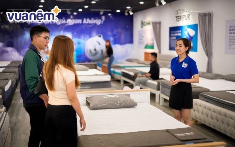 Đừng ngại nằm trên đệm trong 5 – 10 phút để cảm nhận khả năng nâng đỡ của nệm