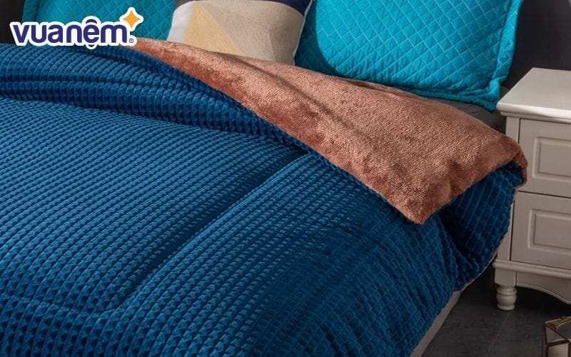 Chăn lông cừu Pháp xanh ngọc bảo hợp với người mệnh Thổ