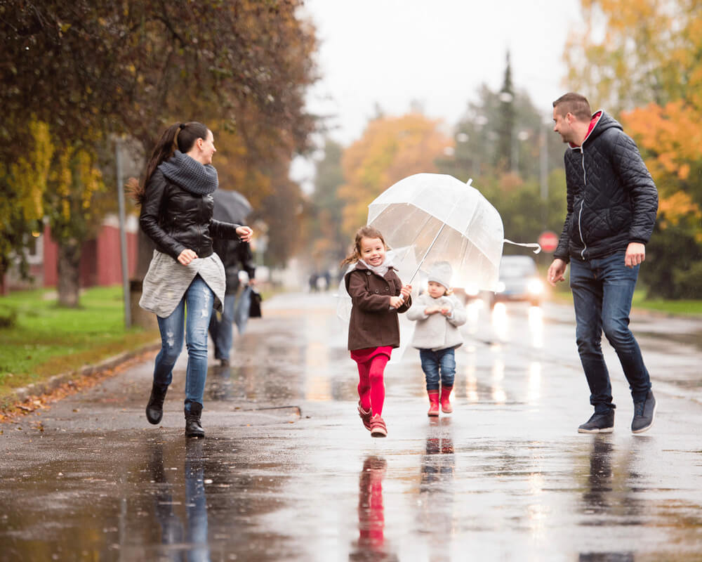 Áo khoác giữ ấm không thể thiếu trong danh sách đồ dùng cho trẻ đi mưa