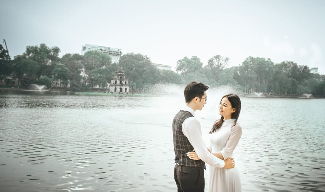 chụp ảnh cưới đẹp ở Việt Nam ở bờ hồ Hoàn Kiếm Việt Nam