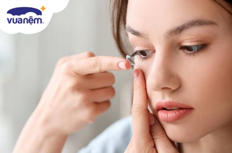 đeo lens đi ngủ có sao không