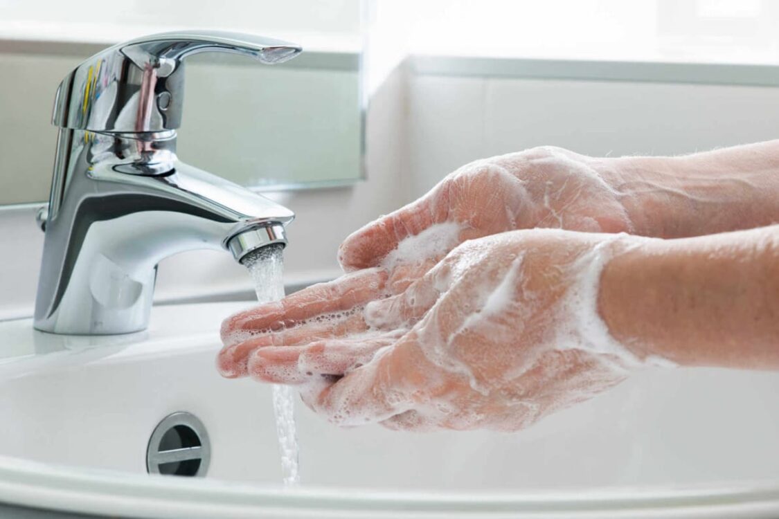 đi mưa về nên rửa tay bằng xà phòng