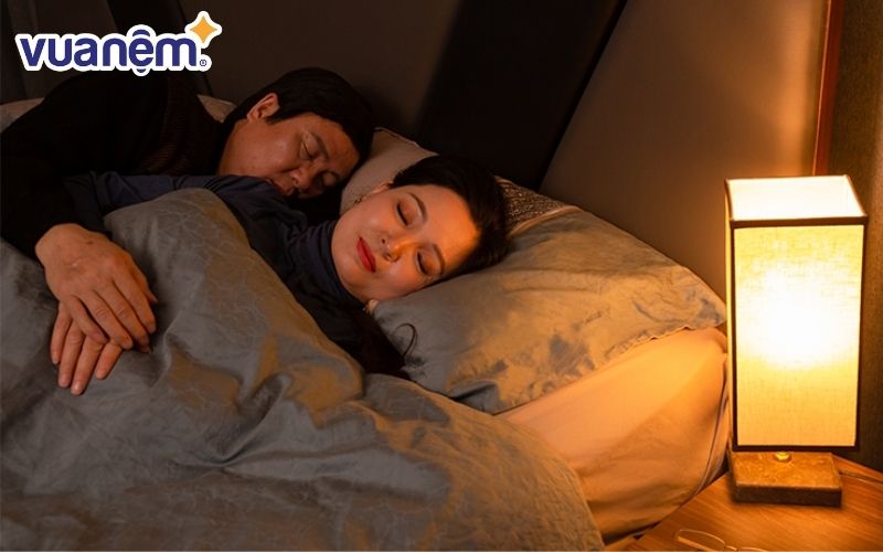 Tốt hơn hết, khoảng 1 tiếng trước giờ đi ngủ, bạn nên tắt các loại đèn ánh sáng trắng và xanh