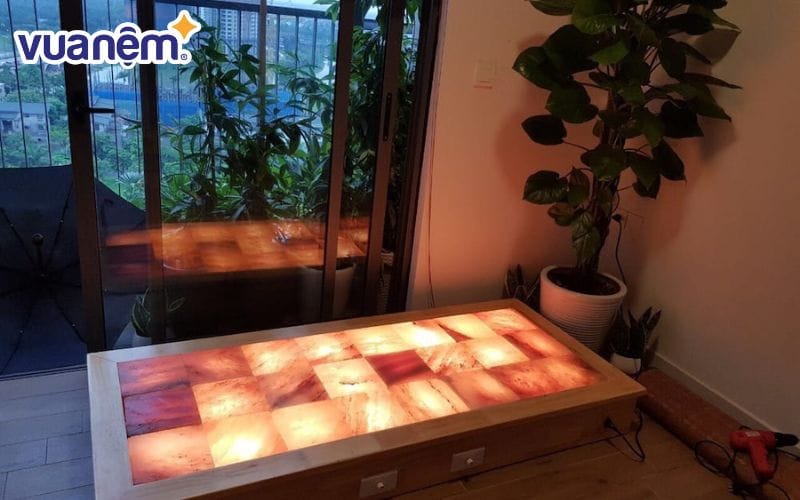 Khi hệ thống làm nóng được kích hoạt, giường đá muối sẽ phát ra ion âm và toả nhiệt hồng ngoại